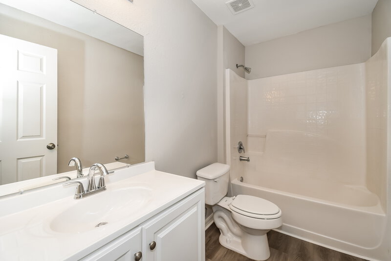 2,200/Mo, 7331 Spring Hill Rd Jacksonville, FL 32244 Bathroom View