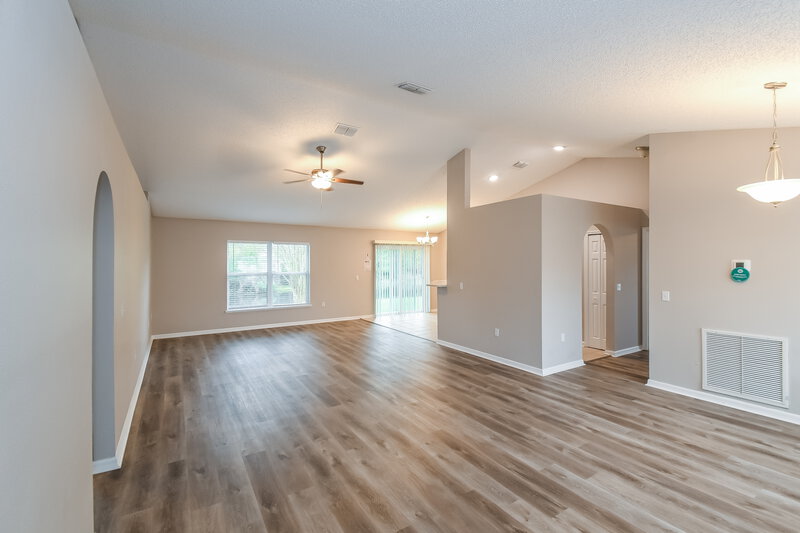 2,620/Mo, 7330 Overland Park Blvd Jacksonville, FL 32244 Living Room View 2