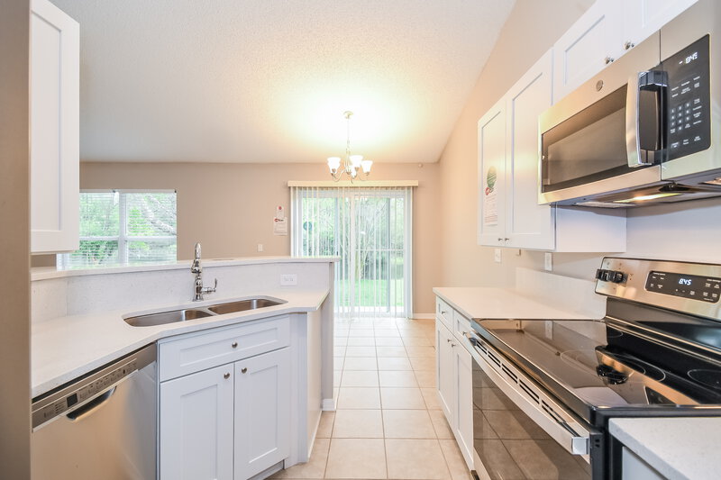 2,620/Mo, 7330 Overland Park Blvd Jacksonville, FL 32244 Kitchen View 2