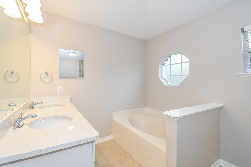 2,620/Mo, 7330 Overland Park Blvd Jacksonville, FL 32244 Main Bathroom View