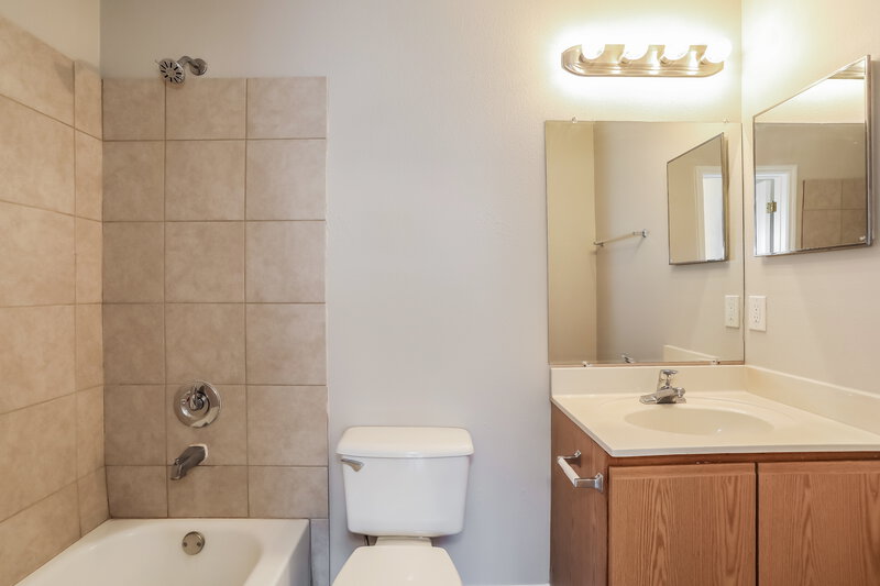 2,000/Mo, 5633 English Oak Dr S Jacksonville, FL 32244 Main Bathroom View