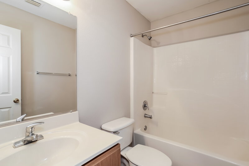 2,000/Mo, 5633 English Oak Dr S Jacksonville, FL 32244 Bathroom View