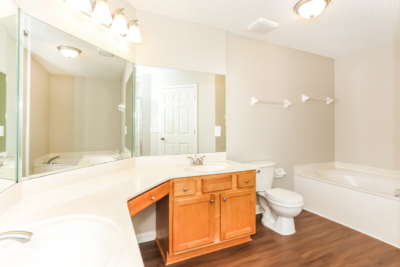 2,310/Mo, 2626 Springwillow Dr Jacksonville, FL 32221 Main Bathroom View