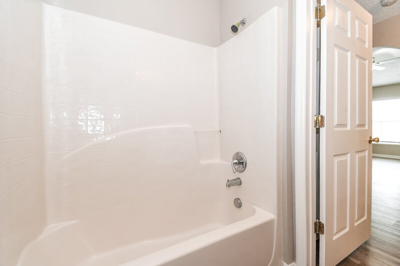 2,450/Mo, 3608 Alec Dr Middleburg, FL 32068 Main Bathroom View 2