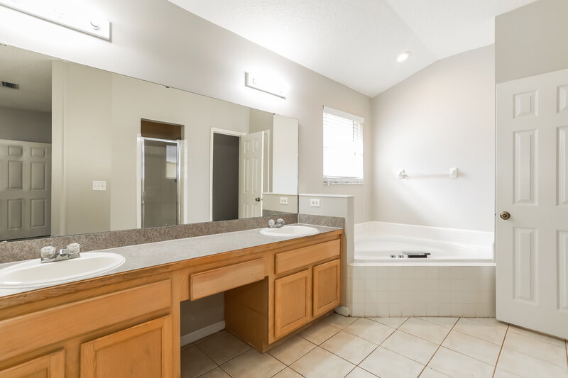2,005/Mo, 515 Charles Pinckney St Orange Park, FL 32073 Main Bathroom View