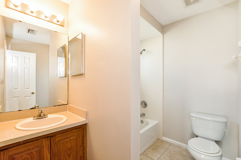 1,905/Mo, 1371 Summerbrook Dr Middleburg, FL 32068 Main Bathroom View