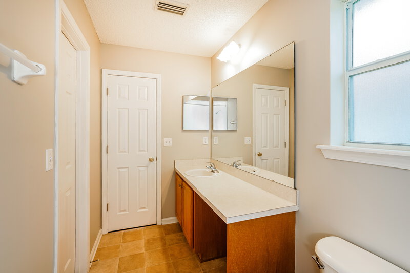 1,895/Mo, 3095 Seth Dr Green Cove Springs, FL 32043 Main Bathroom View