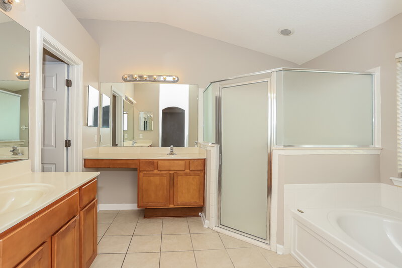 3,200/Mo, 13609 Canoe Ct Jacksonville, FL 32226 Main Bathroom View