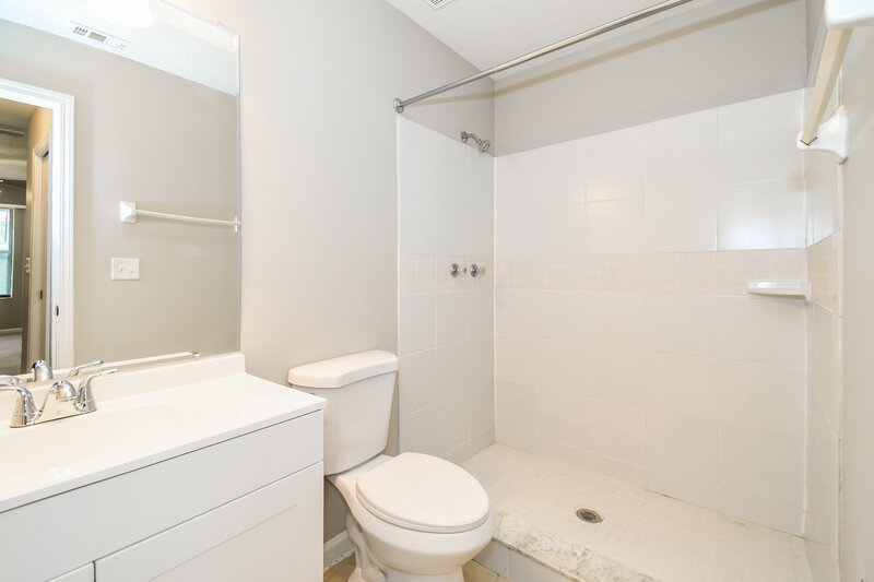 1,785/Mo, 2225 Alderney Ct Middleburg, FL 32068 Main Bathroom View