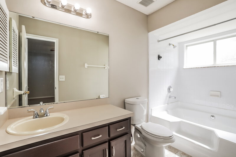 1,580/Mo, 1903 Farm Way Middleburg, FL 32068 Main Bathroom View