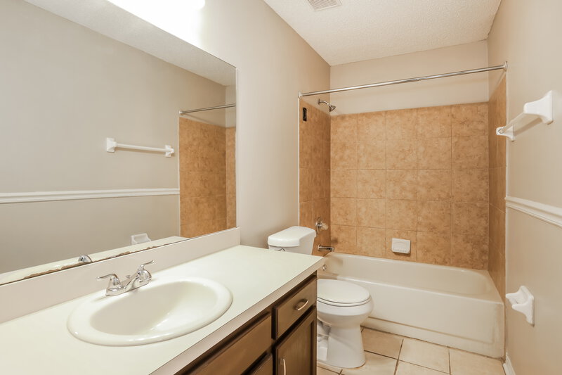 1,580/Mo, 1903 Farm Way Middleburg, FL 32068 Bathroom View
