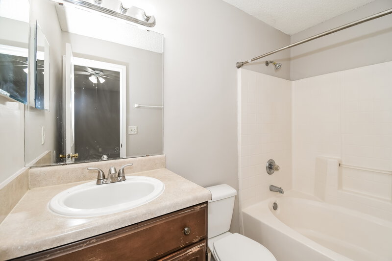 2,300/Mo, 3341 Volley Dr Jacksonville, FL 32277 Main Bathroom View