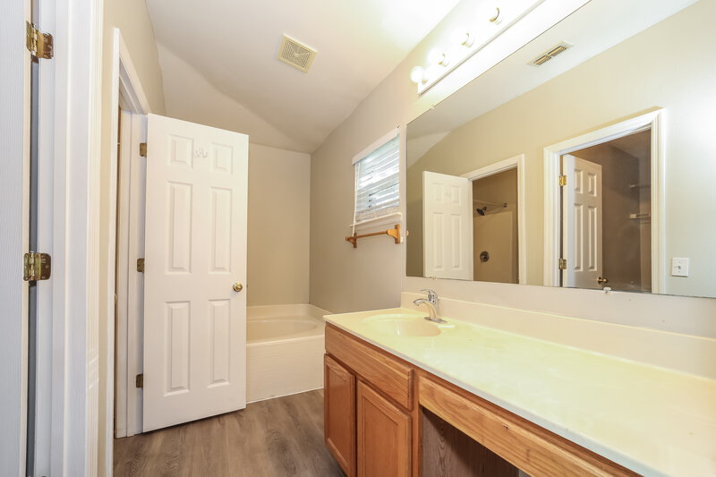 1,960/Mo, 11242 Ardencroft Dr S Jacksonville, FL 32246 Main Bathroom View