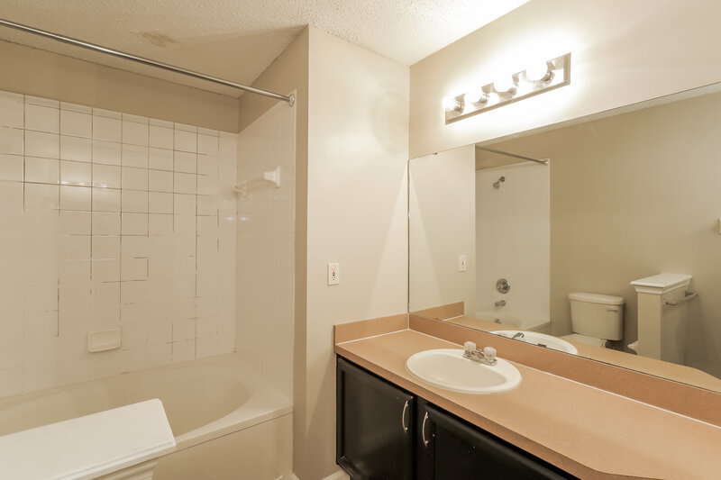 1,805/Mo, 2045 Hunters Trace Cir Middleburg, FL 32068 Main Bathroom View