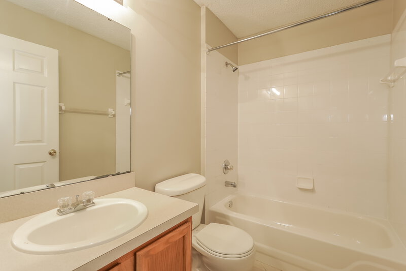 1,805/Mo, 2045 Hunters Trace Cir Middleburg, FL 32068 Bathroom View