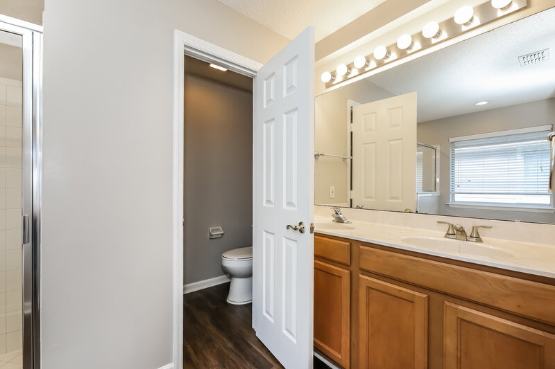 2,150/Mo, 1723 Rustling Dr Fleming Island, FL 32003 Main Bathroom View