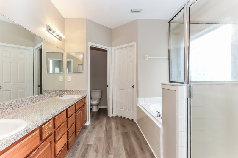 2,265/Mo, 3948 Anderson Woods Dr Jacksonville, FL 32218 Main Bathroom View