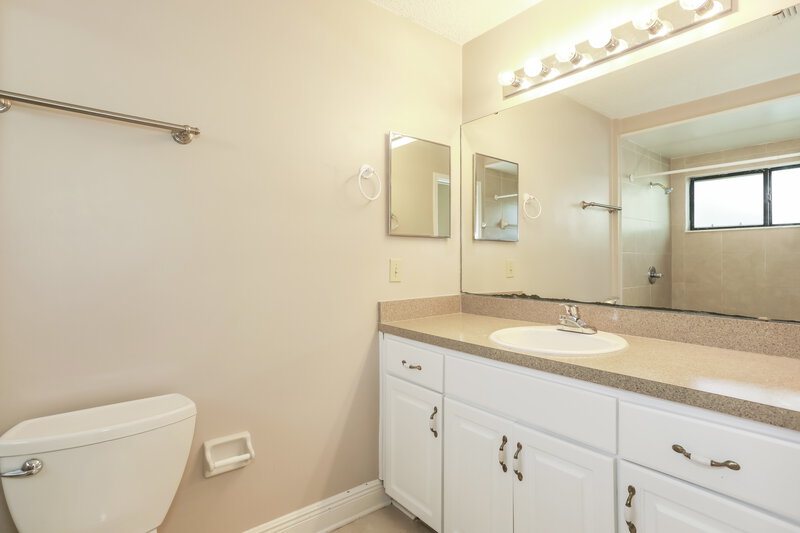 2,300/Mo, 2232 Alderney Ct Middleburg, FL 32068 Main Bathroom View