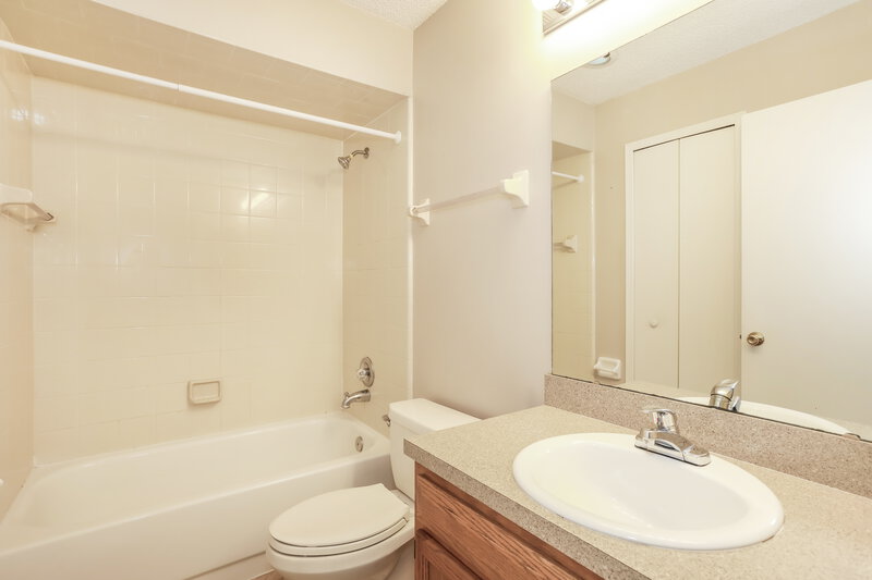 2,300/Mo, 2232 Alderney Ct Middleburg, FL 32068 Bathroom View