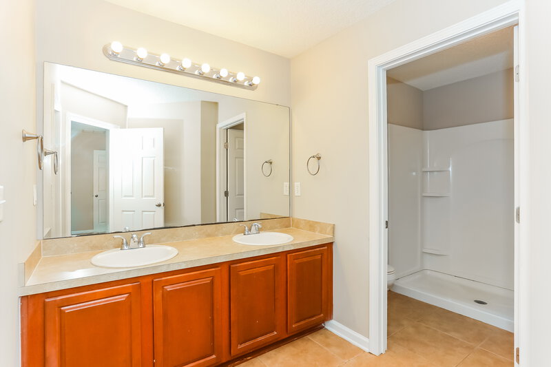 0/Mo, 6177 Casterbridge Rd Jacksonville, FL 32258 Main Bathroom View