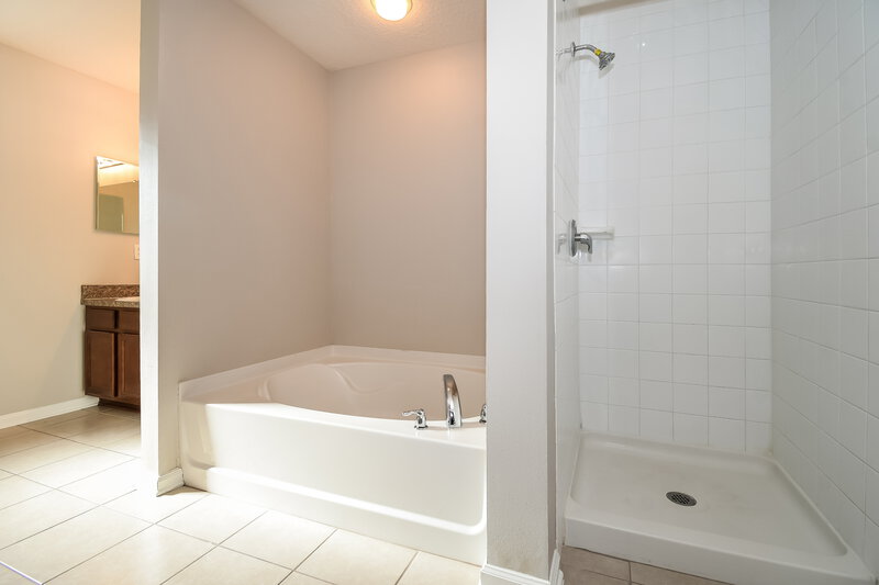 1,905/Mo, 6223 Bonita Cove Rd Jacksonville, FL 32222 Main Bathroom View 2