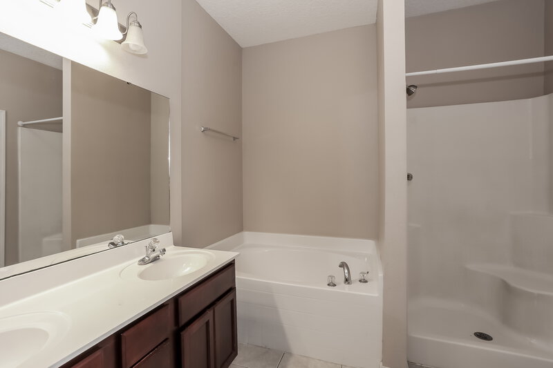 2,125/Mo, 5098 Johnson Creek Dr Jacksonville, FL 32218 Main Bathroom View