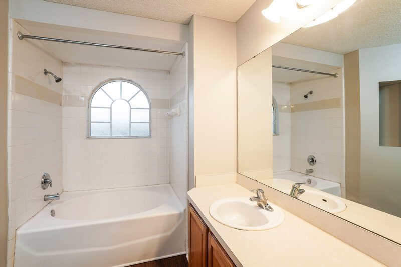 1,780/Mo, 3708 Arava Dr Green Cove Springs, FL 32043 Main Bathroom View