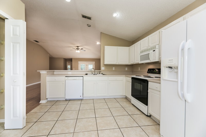 1,895/Mo, 248 Southlake Dr St Augustine, FL 32092 Kitchen View