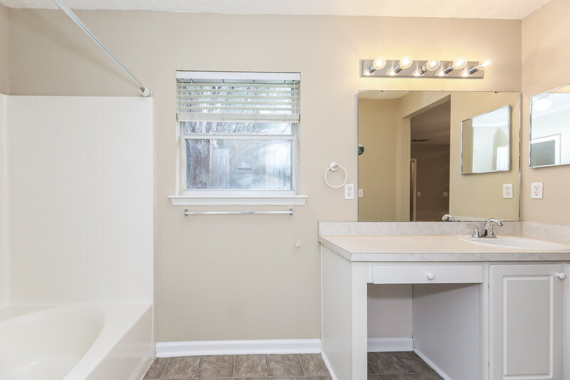 1,895/Mo, 248 Southlake Dr St Augustine, FL 32092 Main Bathroom View