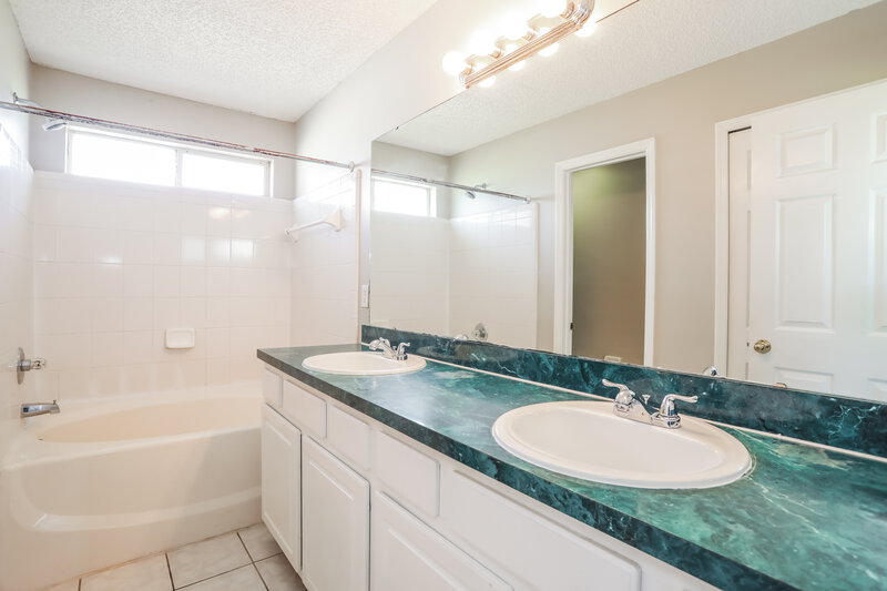 2,340/Mo, 2912 Brittany Bluff Dr Orange Park, FL 32073 Main Bathroom View