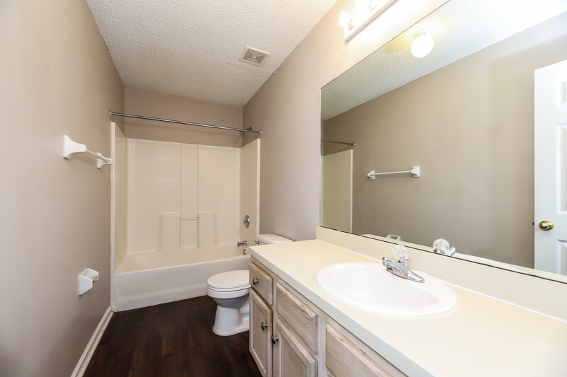 1,990/Mo, 3410 Guernsey Ct Jacksonville, FL 32226 Main Bathroom View
