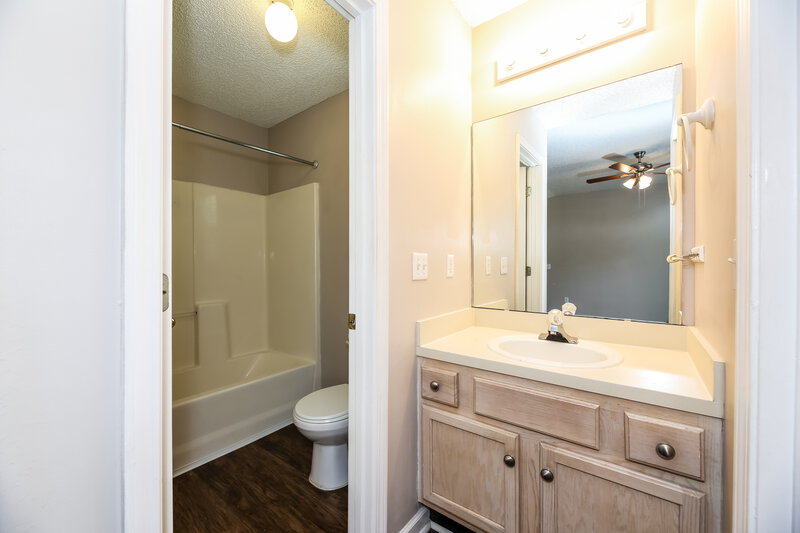 1,990/Mo, 3410 Guernsey Ct Jacksonville, FL 32226 Bathroom View
