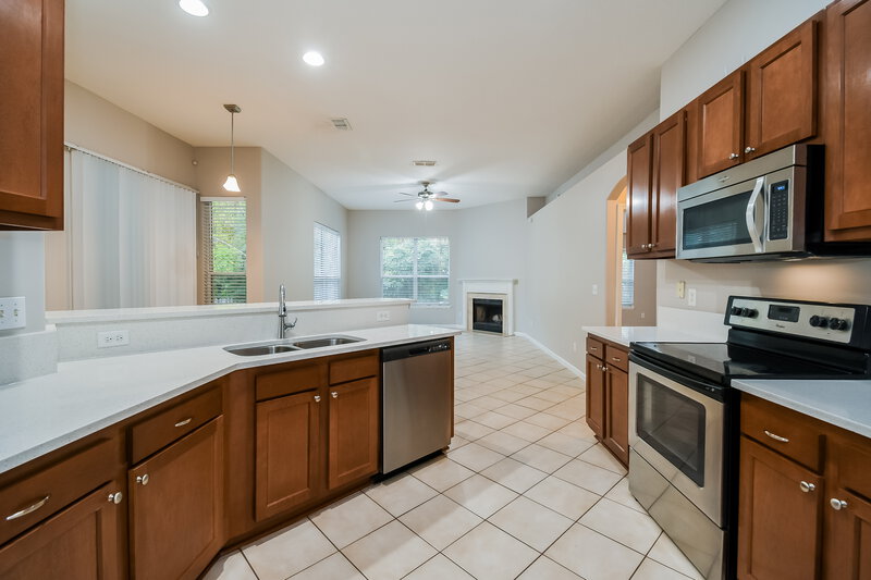 2,205/Mo, 8717 Canopy Oaks Dr Jacksonville, FL 32256 Kitchen View