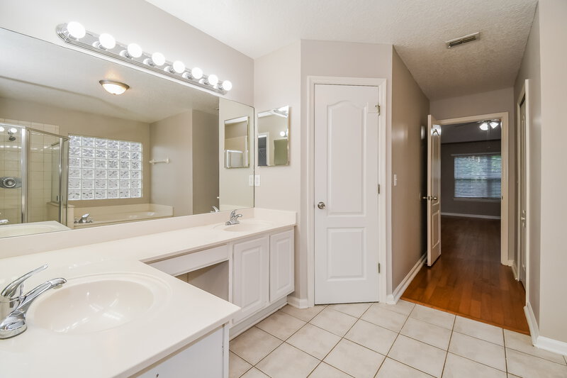 2,205/Mo, 8717 Canopy Oaks Dr Jacksonville, FL 32256 Main Bathroom View