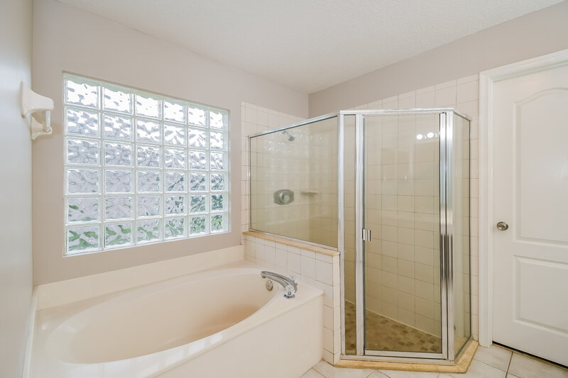 2,205/Mo, 8717 Canopy Oaks Dr Jacksonville, FL 32256 Main Bathroom View 2