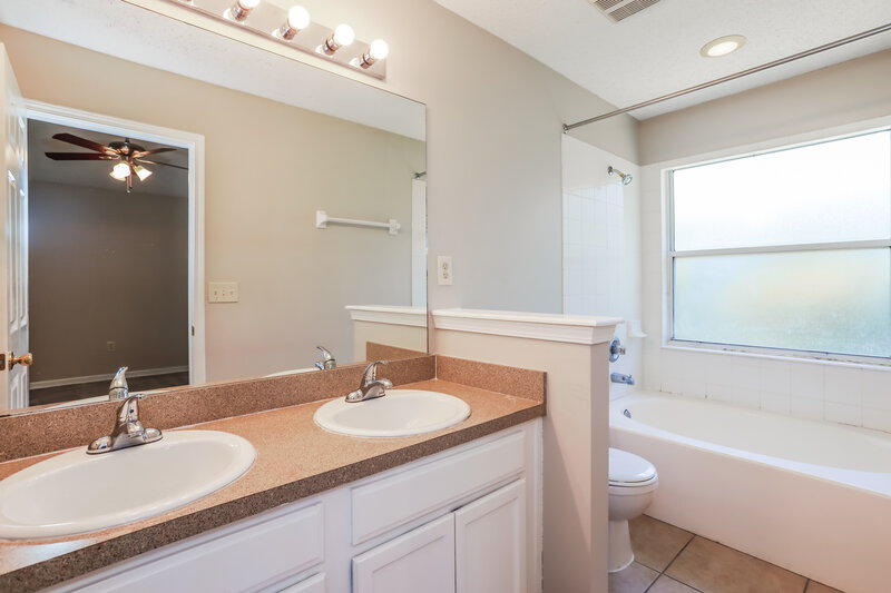 1,850/Mo, 8073 Leafcrest Dr Jacksonville, FL 32244 Main Bathroom View