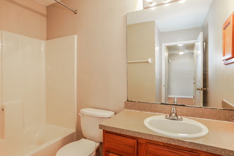 1,850/Mo, 8073 Leafcrest Dr Jacksonville, FL 32244 Bathroom View