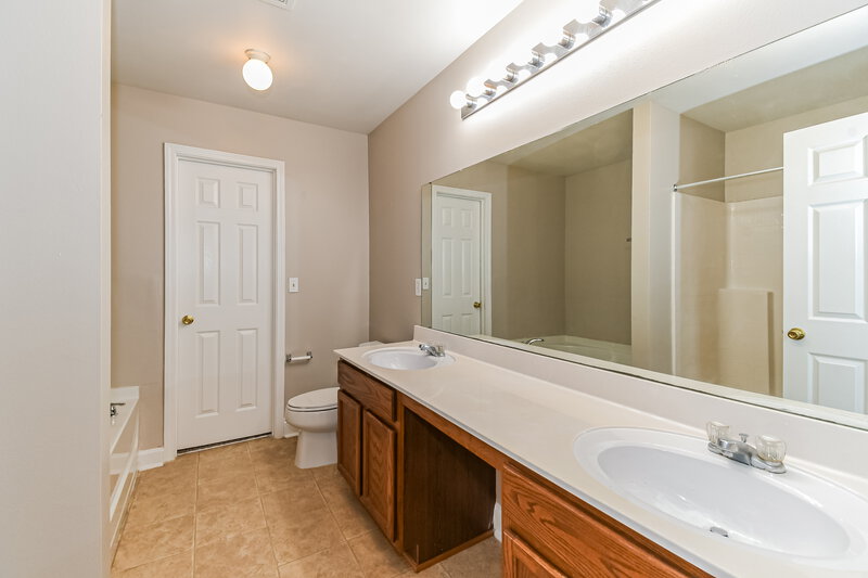 1,995/Mo, 1919 Raising Hill Dr Jacksonville, FL 32210 Main Bathroom View