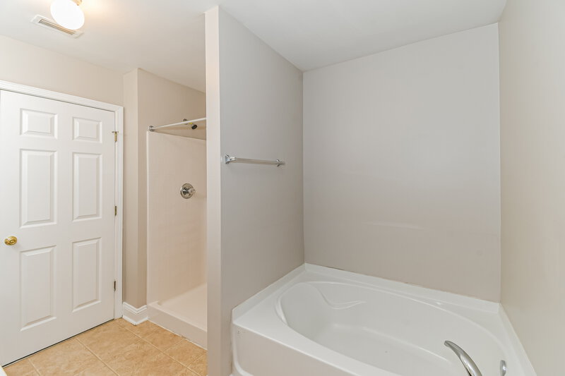 1,995/Mo, 1919 Raising Hill Dr Jacksonville, FL 32210 Main Bathroom View 2