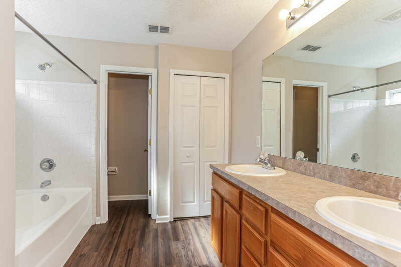 1,650/Mo, 1608 Guardian Dr Jacksonville, FL 32221 Main Bathroom View
