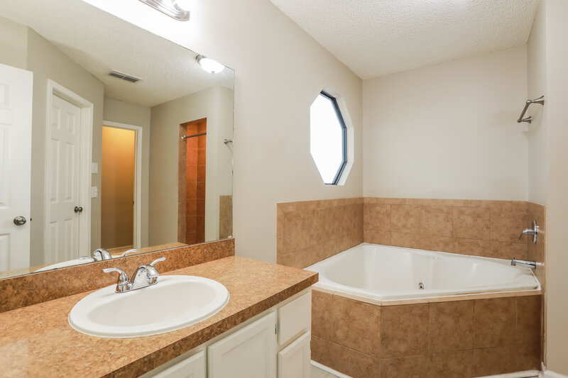 1,875/Mo, 2106 Farm Way Middleburg, FL 32068 Main Bathroom View