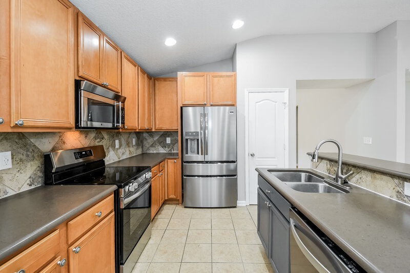 2,055/Mo, 75338 Ravenwood Dr Yulee, FL 32097 Kitchen View 2