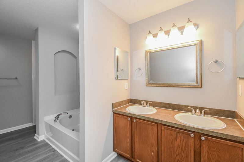 1,930/Mo, 4603 Pine Lake Dr Middleburg, FL 32068 Main Bathroom View 2