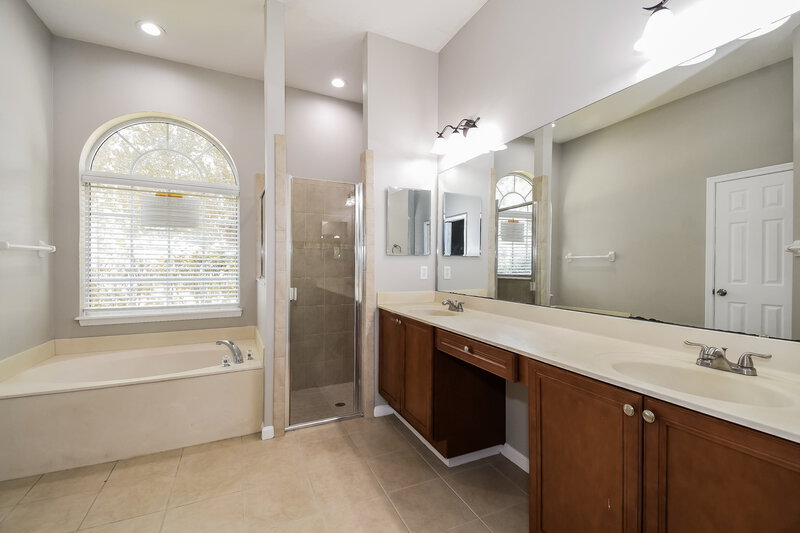 2,450/Mo, 3325 Horseshoe Trail Dr Orange Park, FL 32065 Main Bathroom View