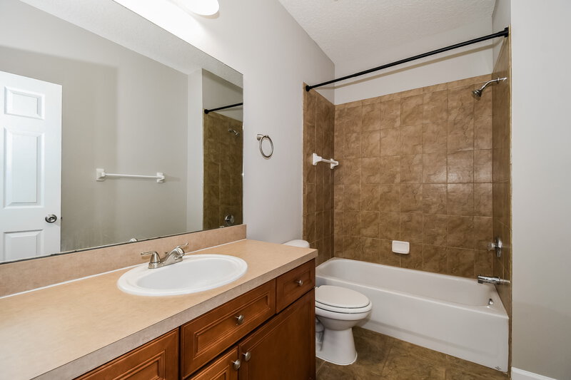 2,450/Mo, 3325 Horseshoe Trail Dr Orange Park, FL 32065 Bathroom View