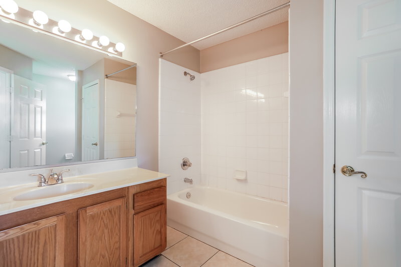 1,660/Mo, 6408 Checkmate Ln Jacksonville, FL 32244 Main Bathroom View