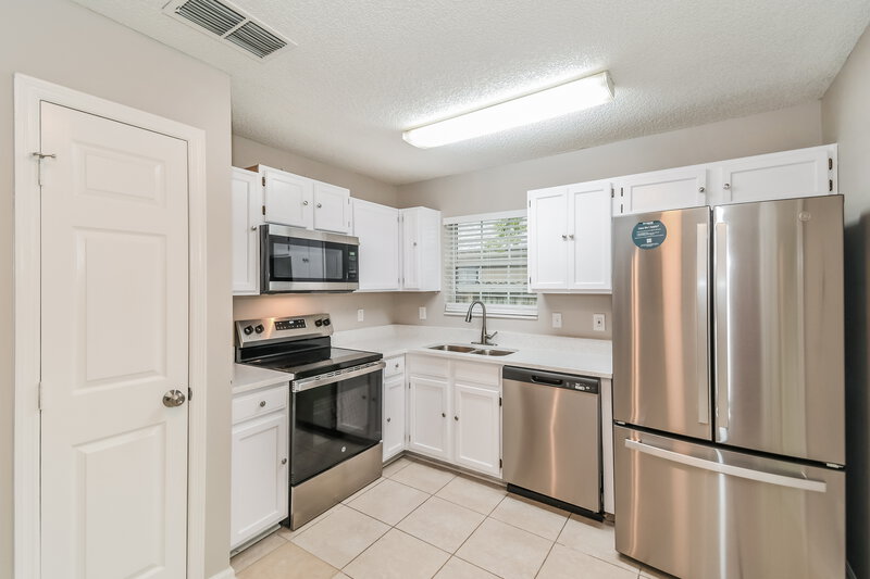 2,070/Mo, 2979 Tuscarora Trl Middleburg, FL 32068 Kitchen View
