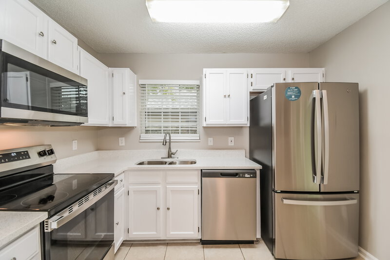 2,070/Mo, 2979 Tuscarora Trl Middleburg, FL 32068 Kitchen View 2