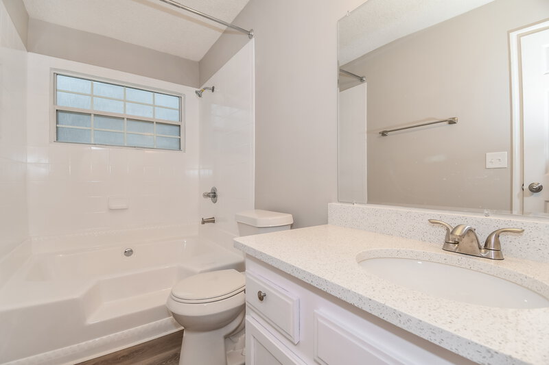 2,070/Mo, 2979 Tuscarora Trl Middleburg, FL 32068 Main Bathroom View