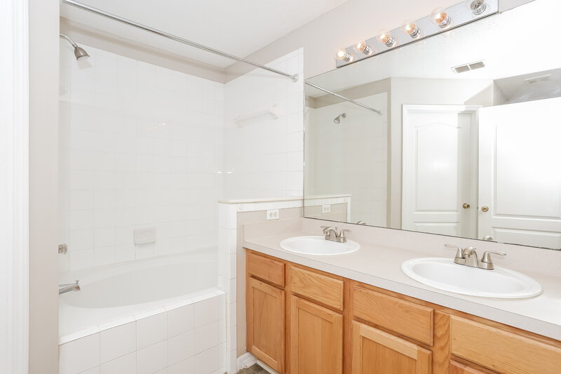 2,350/Mo, 12860 Ellis Island Dr Jacksonville, FL 32224 Main Bathroom View